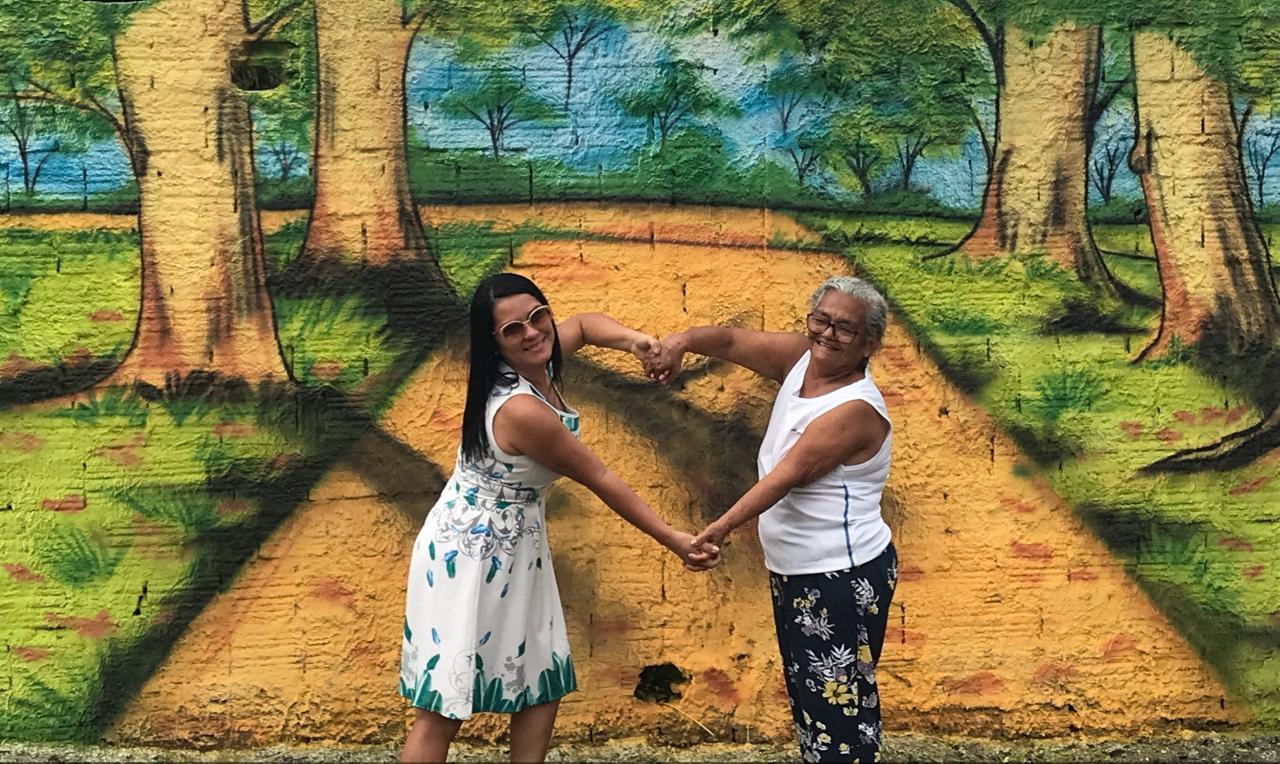 Prefeitura e professores transforma espaço público em canteiro com direito a paisagismo.
